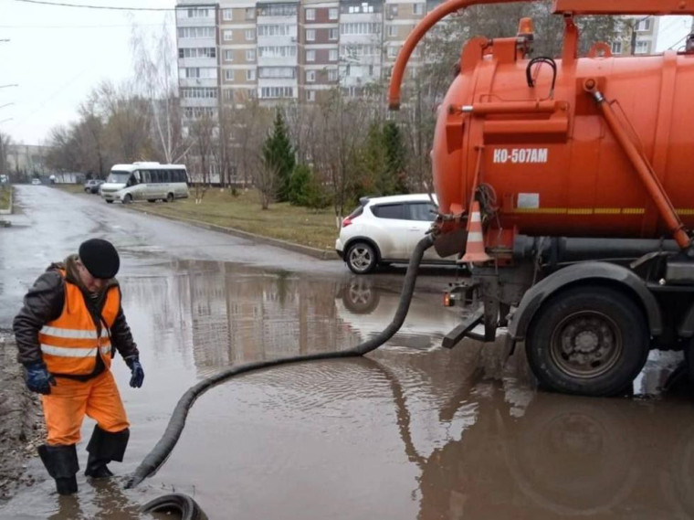 Из-за сильного дождя ульяновские дорожники круглосуточно очищают ливнёвки.