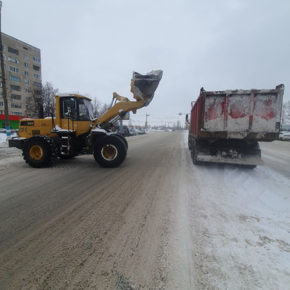 Ульяновские дорожники вывозят снег, чистят тротуары и обрабатывают дороги реагентом.