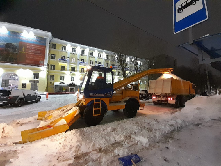 В ночь на 4 декабря последствия снегопада на дорогах Ульяновска устраняли 95 единиц спецтехники.