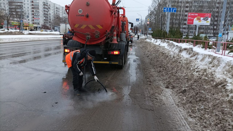 В Ульяновске ремонтируют дороги и прочищают ливнёвки.