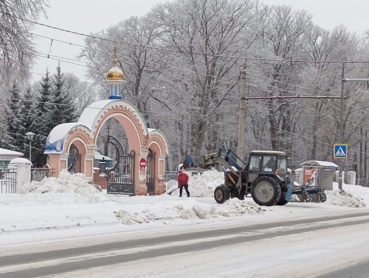 Ульяновские дорожники расчищают походы к храмам .