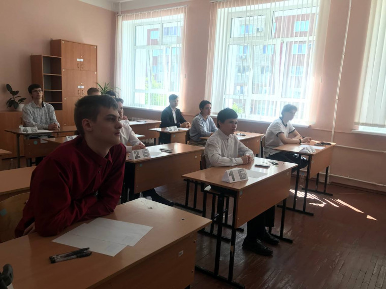 Ульяновские выпускники 31 мая сдавали экзамен по математике. Ульяновские выпускники 31 мая сдавали экзамен по математике.