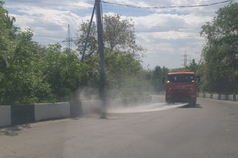 В связи с жаркой погодой в Ульяновске усилили мойку дороги.