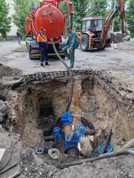 МУП «Ульяновскводоканал» устраняет три утечки на сетях водоснабжения.