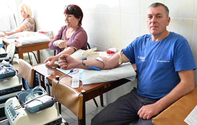 В День донора работники Авиастара сдали десятки литров крови .