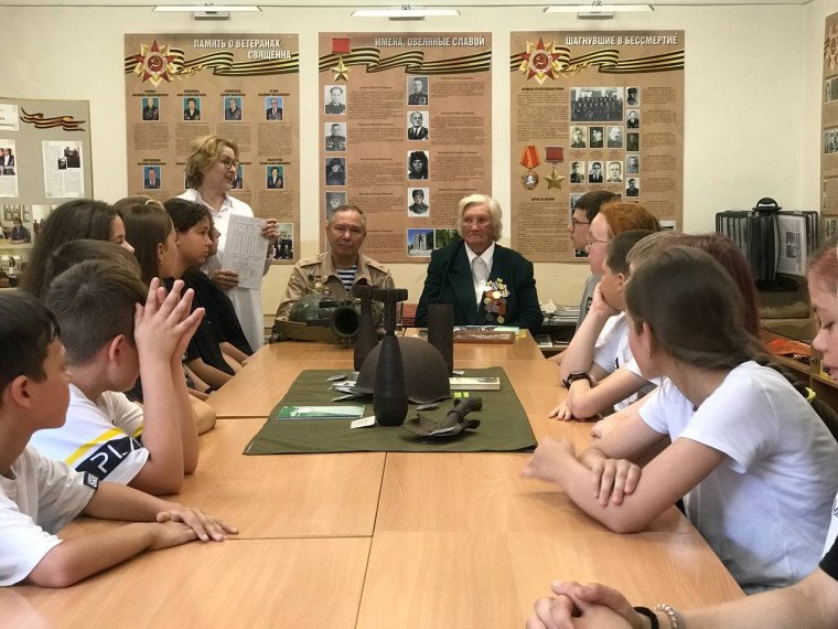 Для ульяновских школьников организовали встречу с жительницей блокадного Ленинграда.