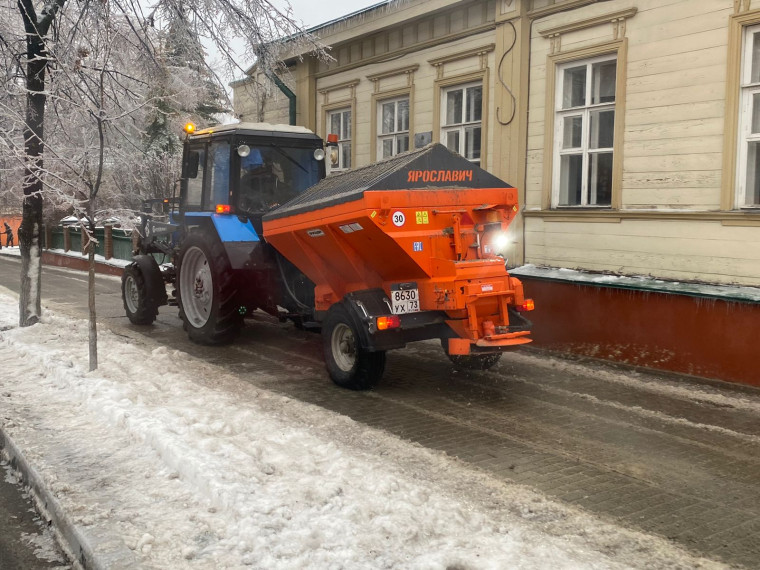 Дорожно-коммунальные службы Ульяновска устраняют последствия ледяного дождя.