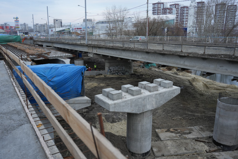 На мосту по улице Минаева до конца недели установят ещё восемь балок. На мосту по улице Минаева до конца недели установят ещё восемь балок.