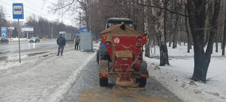 С начала зимы ульяновские дорожники использовали почти 15 тысяч тонн противогололёдных материалов. С начала зимы ульяновские дорожники использовали почти 15 тысяч тонн противогололёдных материалов.