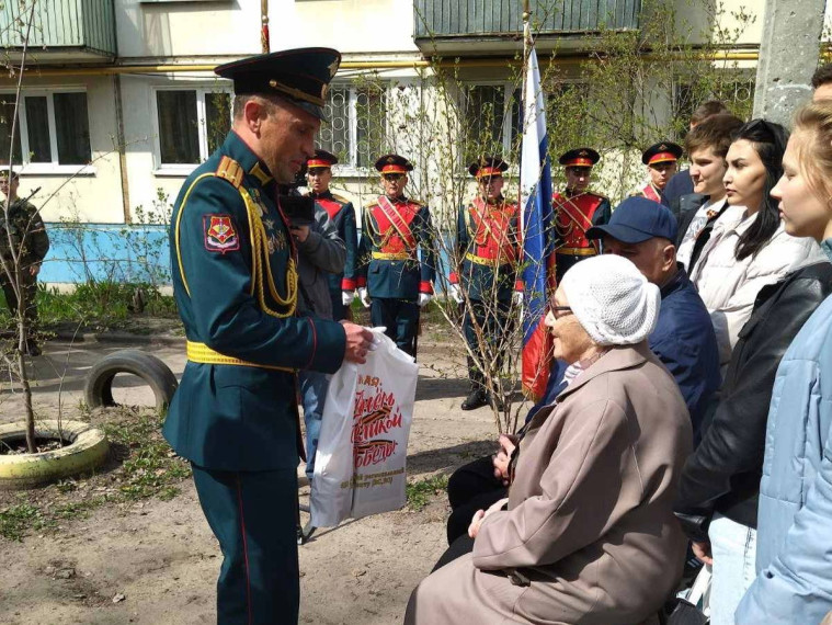 В преддверии Дня Победы в Ульяновске пройдут парады у домов ветеранов. В преддверии Дня Победы в Ульяновске пройдут парады у домов ветеранов.