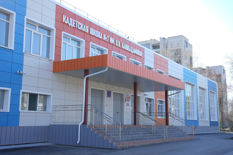 Глава Ульяновска Александр Болдакин проверил организацию учебного процесса в обновлённой школе №7. Глава Ульяновска Александр Болдакин проверил организацию учебного процесса в обновлённой школе №7.