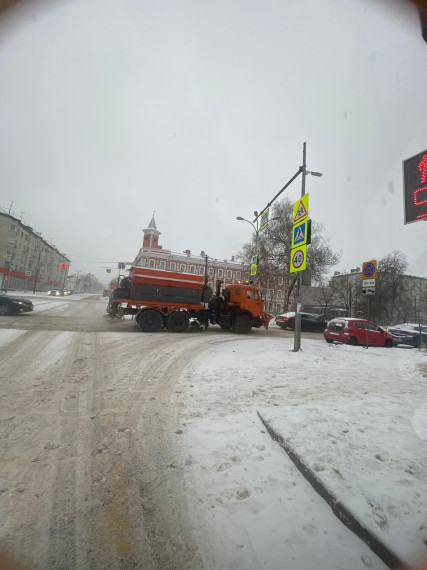 В Ульяновске усиливают очистку дорог в связи со снегопадом.