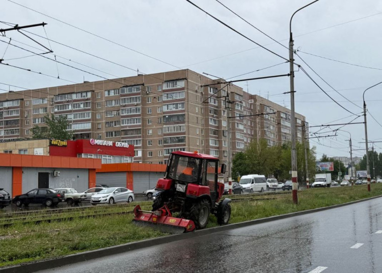 На 13 ульяновских улицах провели покос травы. На 13 ульяновских улицах провели покос травы.