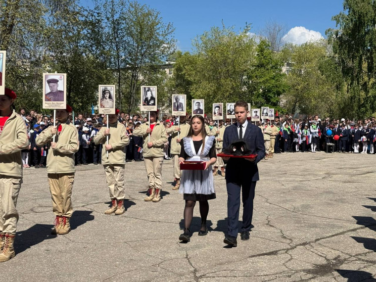 В музей ульяновской гимназии №44 передали капсулу с землёй из зоны СВО. В музей ульяновской гимназии №44 передали капсулу с землёй из зоны СВО.