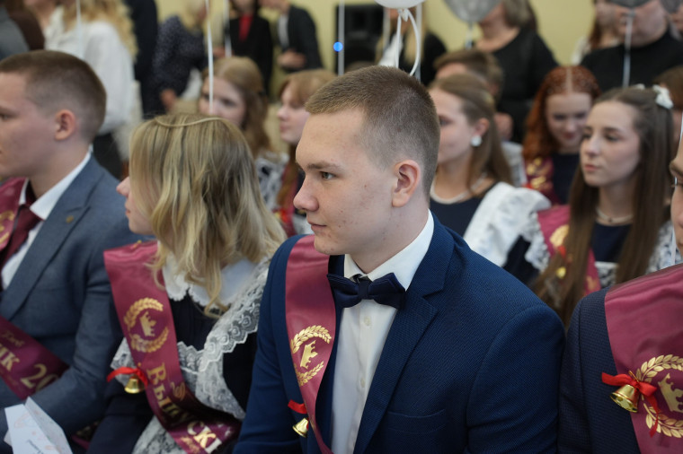 В Ульяновске последний звонок прозвучал для 8600 школьников. В Ульяновске последний звонок прозвучал для 8600 школьников.
