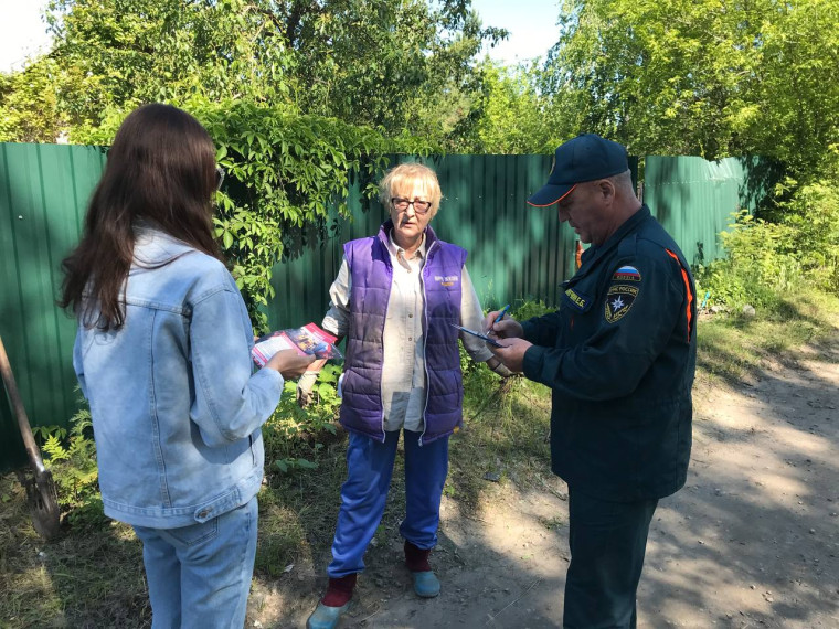 Из-за поджога тополиного пуха в Ульяновске горела автостоянка. Из-за поджога тополиного пуха в Ульяновске горела автостоянка.