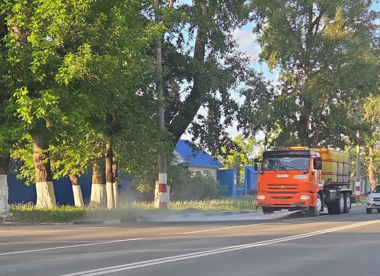 Глава Ульяновска Александр Болдакин поручил усилить увлажнение проезжей части. Глава Ульяновска Александр Болдакин поручил усилить увлажнение проезжей части.