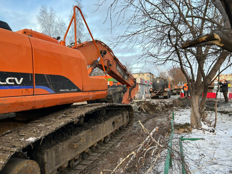 В Засвияжье на улице Рябикова, 60 началось бурение для ремонта повреждённого коллектора.