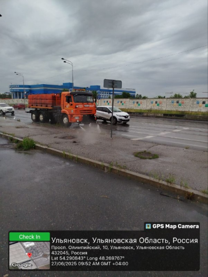 В Ульяновске в выходные дни городские службы косили траву и мыли тротуары с дорогами. В Ульяновске в выходные дни городские службы косили траву и мыли тротуары с дорогами.