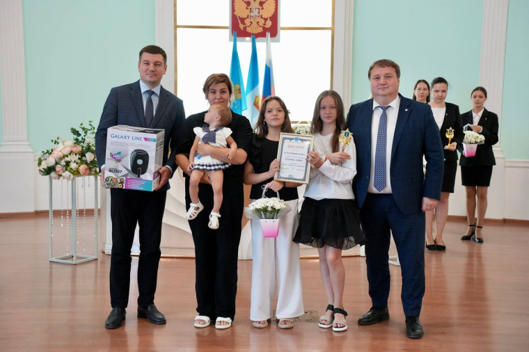 В Ульяновске 12 семей получили награды «За любовь и верность». В Ульяновске 12 семей получили награды «За любовь и верность».