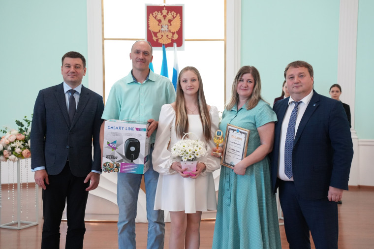 В Ульяновске чествовали победителей городского конкурса «Семья года». В Ульяновске чествовали победителей городского конкурса «Семья года».