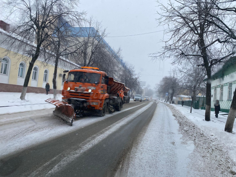 Со снегопадом на улицах Ульяновска борются 82 единицы спецтехники.