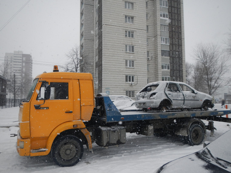 В Ульяновске продолжается очистка дворов от брошенных транспортных средств.