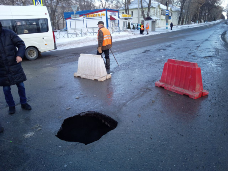 В Ульяновске из-за провала грунта ограничено движение по улице Жуковского.