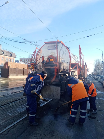 Девять улиц Ульяновска ремонтируют литым и холодным асфальтом.