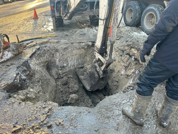 «Ульяновскводоканал» приступил к ремонту водовода на перекрёстке улиц Рябикова и Отрадной.