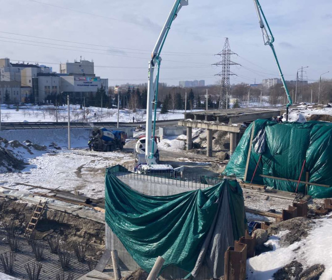 В средней части путепровода «минаевского» моста забетонировали новые опорные конструкции.