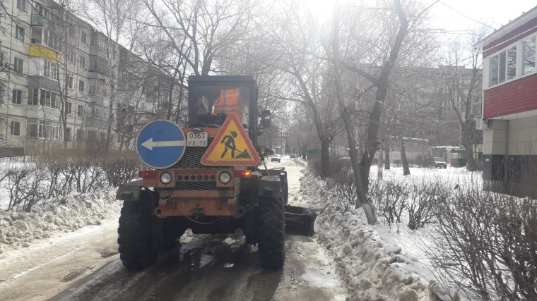 Днем 9 марта на улицах Ульяновска работает 85 единиц техники.