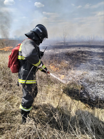 В Ульяновске продолжают тушить два пожара.