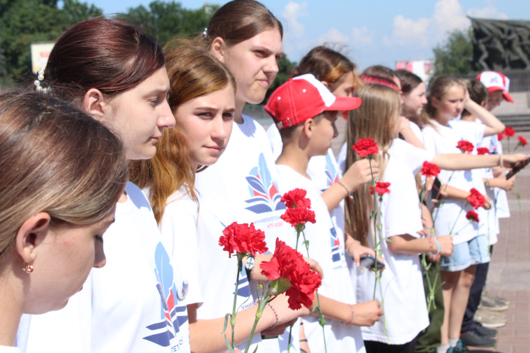 В Ульяновске прошел митинг-реквием в память о детях жертвах войны в Донбассе.