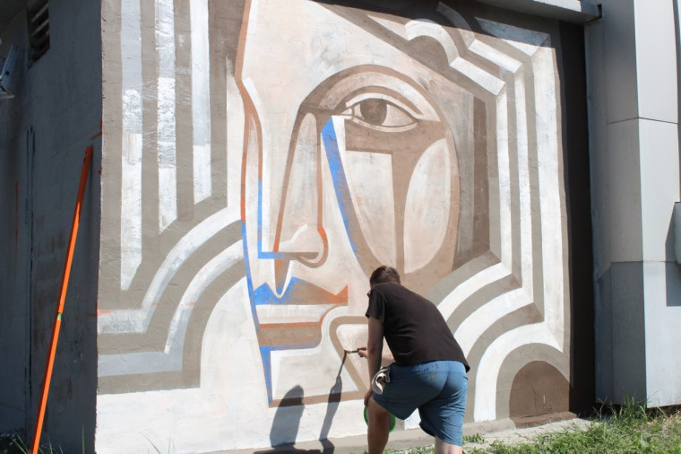 Искусство вместо серых стен: в рамках фестиваля стрит-арта в Ульяновске преобразится еще один городской объект.