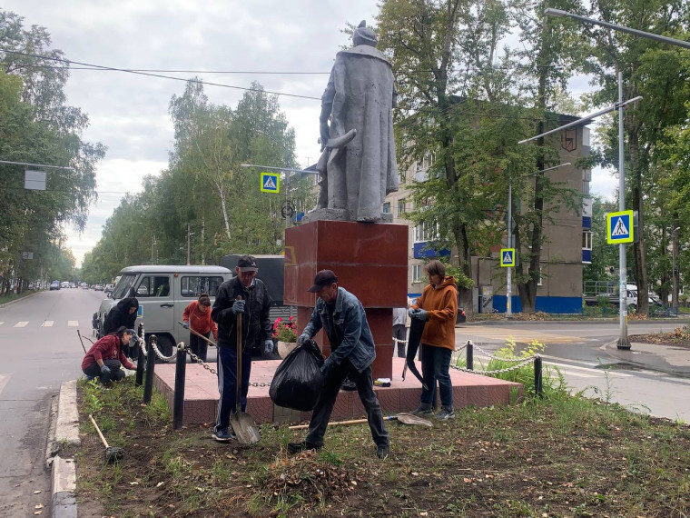 На субботнике в Ульяновске привели в порядок аллею на улице Богдана Хмельницкого.