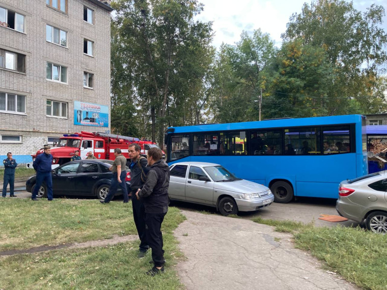 В Ульяновске более 50 человек спасено во время пожара в бывшем общежитии.