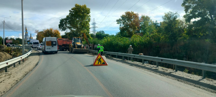 На объездной дороге «минаевского» моста восстанавливают откос.