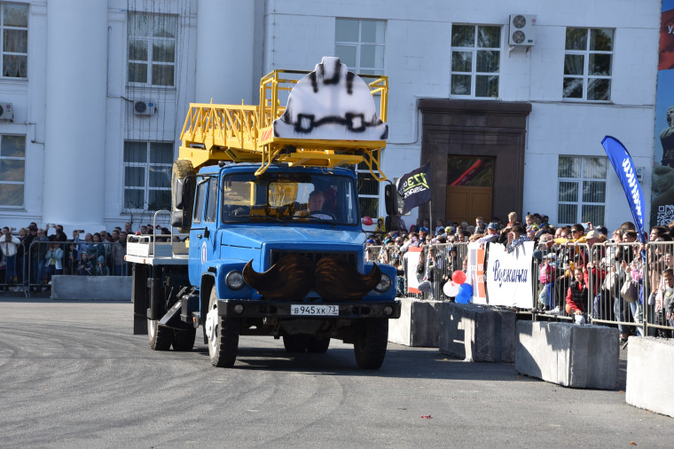 Более трёх тысяч ульяновцев стали зрителями «Балета городской техники».