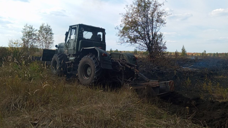 Городские службы Ульяновска помогают МЧС тушить пожар в районе Поливно.