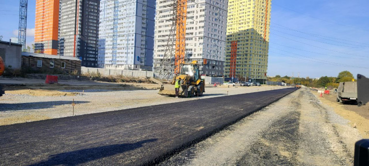 На новой ульяновской дороге от улицы Шолмова к Автозаводской началась укладка асфальта.