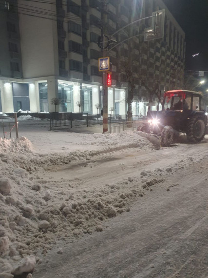 Ульяновские дорожники в круглосуточном режиме борются с последствиями  снегопада.