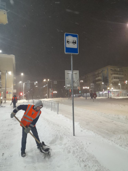 Ульяновские дорожники в круглосуточном режиме борются с последствиями  снегопада.