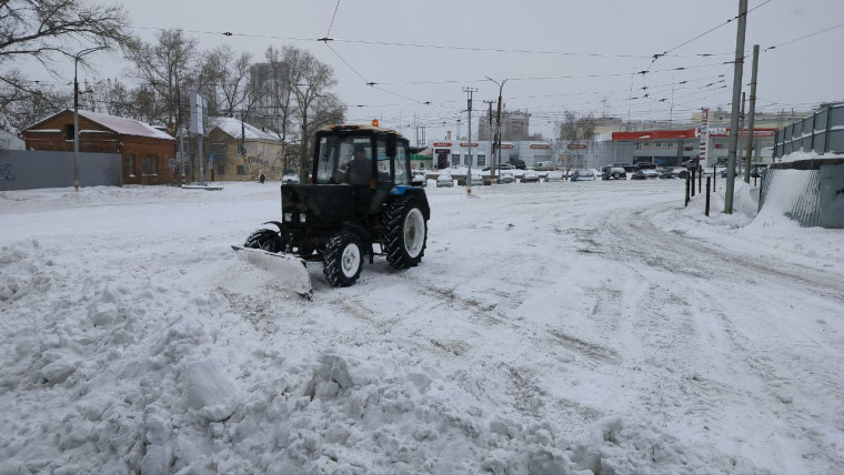 В Ульяновске продолжается борьба со снегопадом и метелью.
