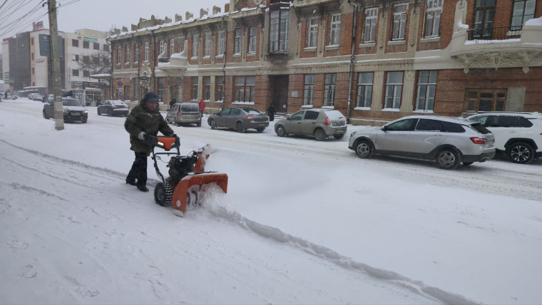 В Ульяновске продолжается борьба со снегопадом и метелью.