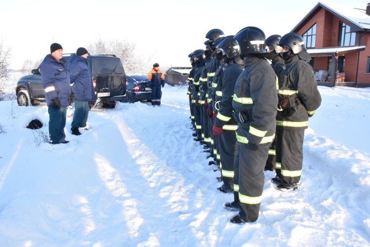 Ульяновские спасатели отработали навыки помощи провалившимся под лёд.