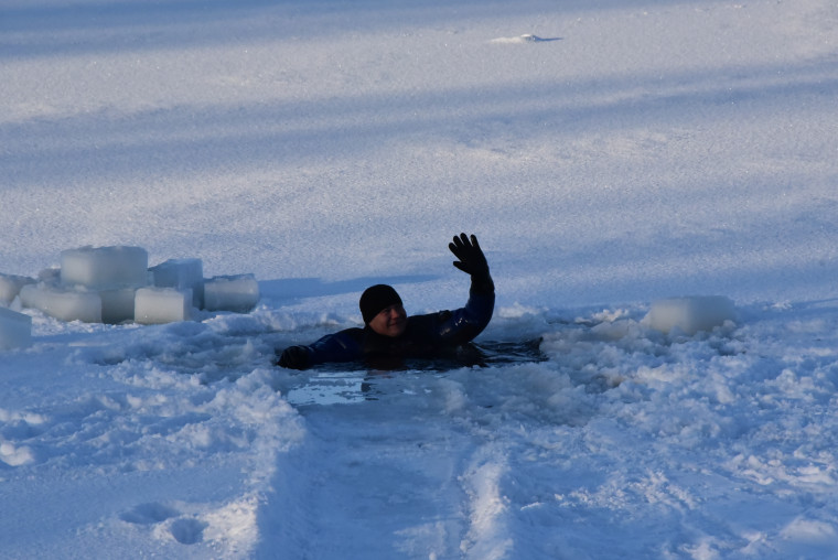 Ульяновские спасатели отработали навыки помощи провалившимся под лёд.