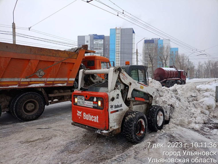 За сутки с улиц Ульяновска вывезли 242 самосвала снега.