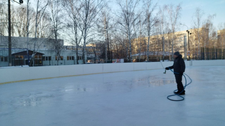 Во дворах Ульяновска заливают хоккейные корты.