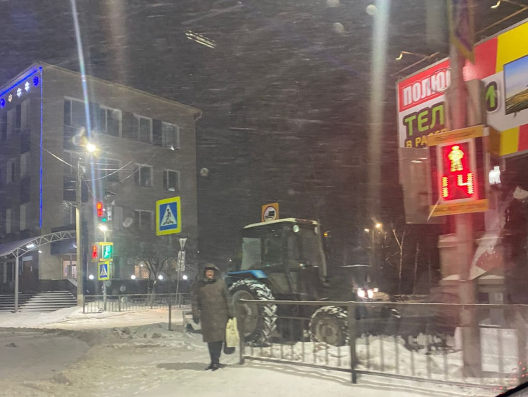 В ночь на 25 декабря улицы Ульяновска очищали 76 единиц спецтехники.